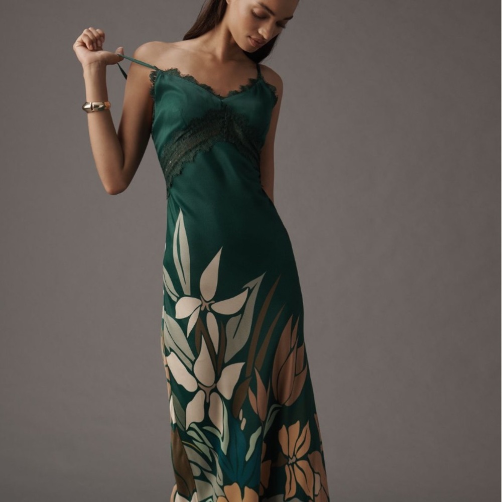Bl-nk ⭐️NEW⭐️Eustella Bare V-Neck Maxi Dress size Small